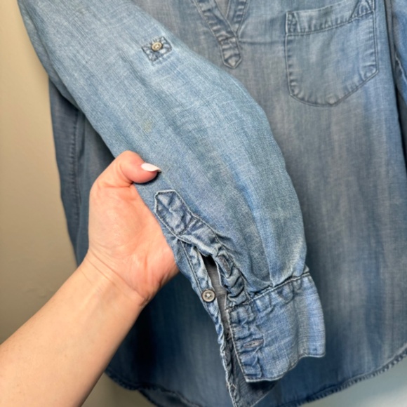 Lou & Grey Women's V-Neck Chambray Top Light Blue Wash SM - Picture 4 of 8